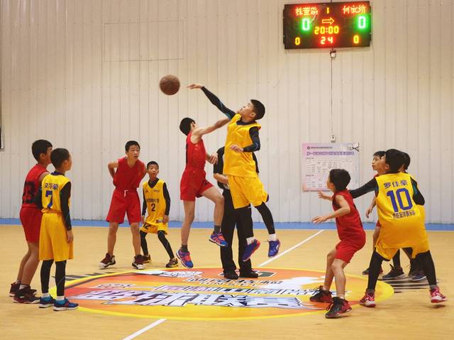 班凯罗与母亲现身WNBA风暴队主场看球 其母也为职业球员｜WNBA_新浪新闻